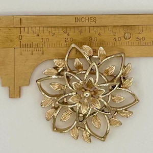 Vintage- Sarah Coventry signed gold tone pin/brooch flower