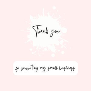 Pu&ograve; includere: Uno sfondo rosa con un design a spruzzi di inchiostro bianco. Le parole "Thank you" sono scritte in corsivo nero, con la frase "for supporting my small business" sotto in un carattere pi&ugrave; piccolo.