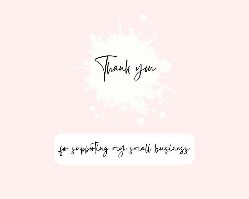 Pu&ograve; includere: Uno sfondo rosa con un design a spruzzi di inchiostro bianco. Le parole "Thank you" sono scritte in corsivo nero, con la frase "for supporting my small business" sotto in un carattere pi&ugrave; piccolo.