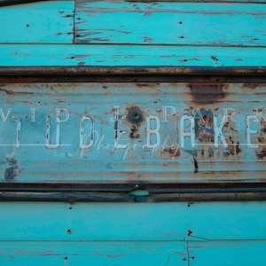 Insegna Studebaker vintage, vecchio camion, portellone posteriore, caverna dell'uomo, garage, fotografia d'arte per casa, affari, ufficio, regalo