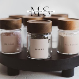 Glazen kruidenpot met deksel van acaciahout en gepersonaliseerde beige kruidenetiketten.
