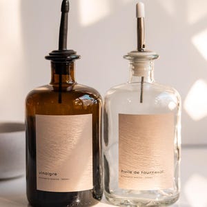 Ampolla per olio in vetro ambrato o trasparente con beccuccio in metallo — Impermeabile con etichetta personalizzabile