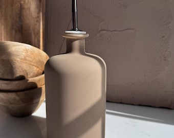Ampolla per olio in vetro beige con beccuccio antigoccia — Etichetta personalizzata impermeabile
