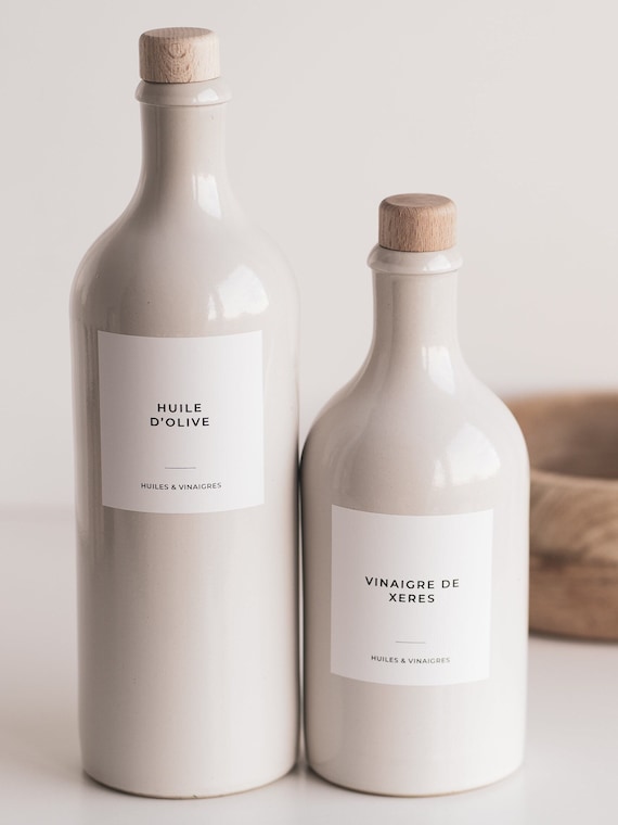 Elegante, beige Steingutflasche mit Holzausgießer, für Öl, Essig, Sirup – eine stilvolle Küchendekoration