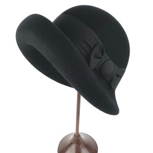 Vintage Black Felt Cloche Hat - Elegant 1920s Inspired Headpiece for Women