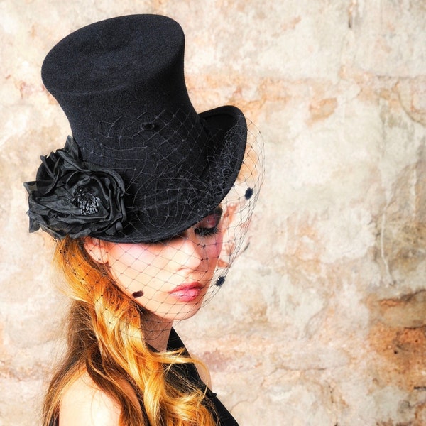 Mini voile de deuil haut de forme, mini chapeau haut de forme glamour avec voile noir et fleur, mini casque haut derby noir, fascinateur en feutre noir