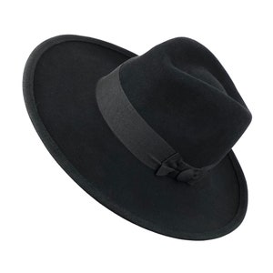 K&ouml;nnte beinhalten: Ein schwarzer Fedora-Hut mit breiter Krempe und schwarzem Band.