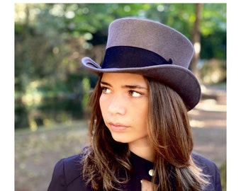 Chistera de fieltro gris , Top hat gris para ocasiones especiales, sombrero de copa de fieltro gris con una cinta de grosgrain negra