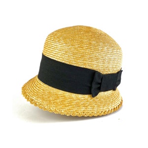 Straw cloche hat in twenties style - Handmade with High-Quality Straw for a Touch of Glam