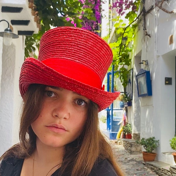 Sombrero de copa de paja natural en color rojo, chapeau haut de forme en paille rouge , roter zyylinder strohhut , cilindro di paglia rosso