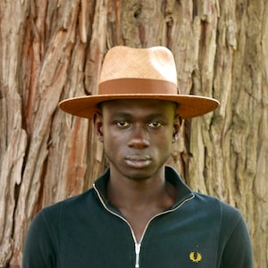 Strohhut mit flacher Krempe - Fedora aus Naturstroh mit flacher Krempe - Stilvolles Sommeraccessoire für Herren und Damen
