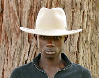 Cappello Fedora a tesa larga in feltro avorio - Copricapo personalizzato da uomo Maverick, realizzato a mano.