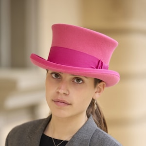 Lage hoge hoed PINK - stijlvolle, levendige roze hoge hoed - uniek vilten modeaccessoire
