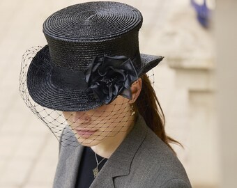 Black Straw Top Hat With Net Veil: Vintage Inspired Mourning  display picture 1