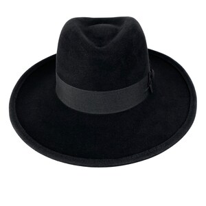 K&ouml;nnte beinhalten: Ein schwarzer Fedora-Hut mit breiter Krempe und einem schwarzen Band.