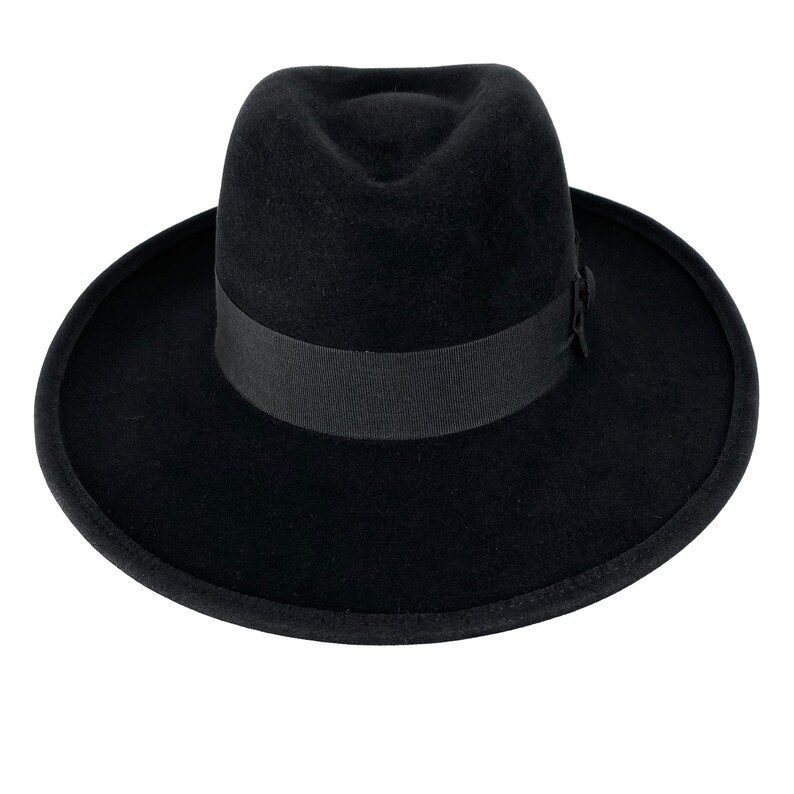 K&ouml;nnte beinhalten: Ein schwarzer Fedora-Hut mit breiter Krempe und einem schwarzen Band.