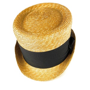 Peut inclure: Un chapeau de paille &agrave; large bord et un ruban noir autour de la couronne.
