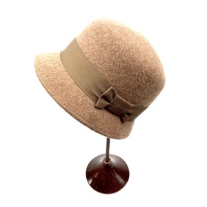 Vintage felt cloche hat - Elegant Felt Cloche Hat from the 1920s Era - Great Gatsby Style Accessory