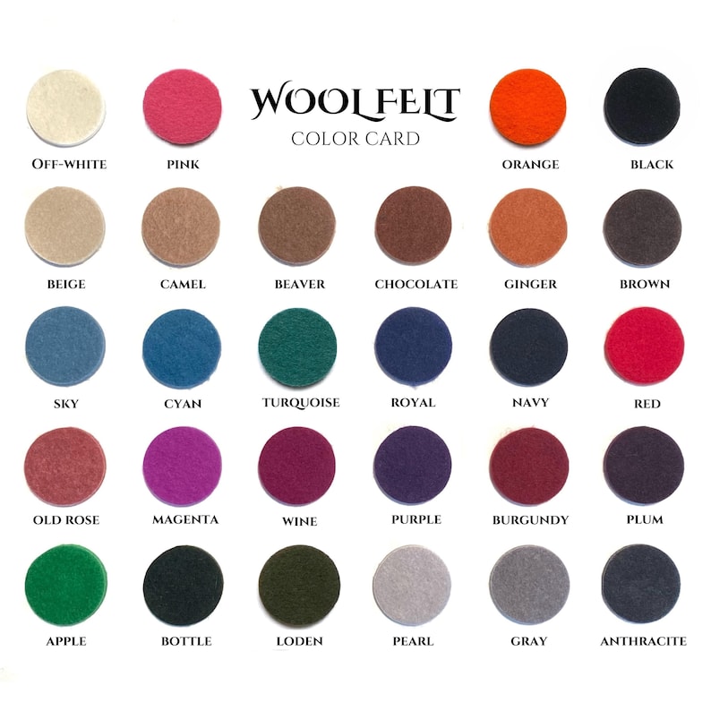 Op de afbeelding: Wolvilt kleurenkaart met 24 verschillende kleuren, waaronder off-white, roze, oranje, zwart, beige, camel, bever, chocolade, gember, bruin, lichtblauw, cyaan, turquoise, koninklijkblauw, marineblauw, rood, oudroze, magenta, wijnrood, paars, bordeaux, pruim, appelgroen, flesgroen, loden, parelwit, grijs en antraciet.