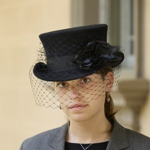 Zwarte lage hoge hoed met net - Verfijnd en aantrekkelijk accessoire voor gotische en Victoriaanse looks