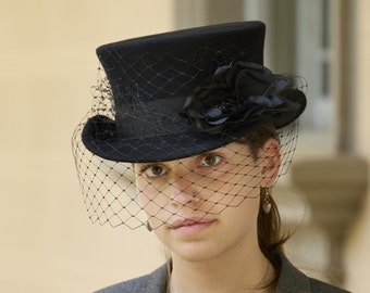 Black Low Top Hat with net - Sophisticated and Attractive Accessory for Gothic and Victorian Looks