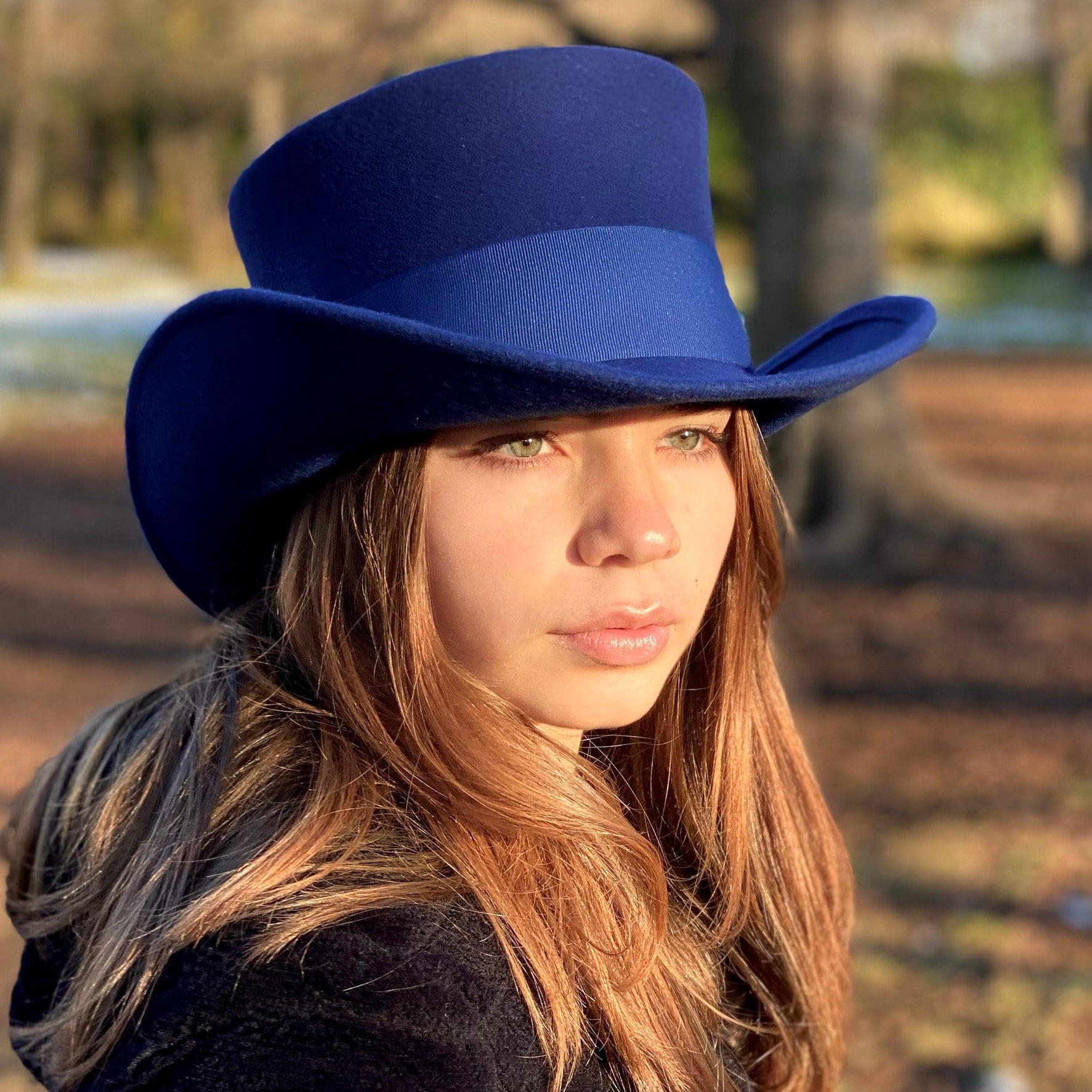 Шляпа синего цвета. Синяя шляпа. Шляпа с большими краями. Ковбойская шляпа синяя. Войлочная шляпа с широкими полями.