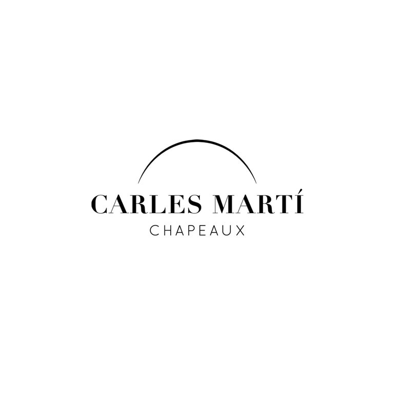 以下が含まれることがあります： 帽子屋「Carles Mart&iacute;」の白黒ロゴ。ロゴは帽子のような曲線と「Carles Mart&iacute;」と「Chapeaux」の文字で構成されています。
