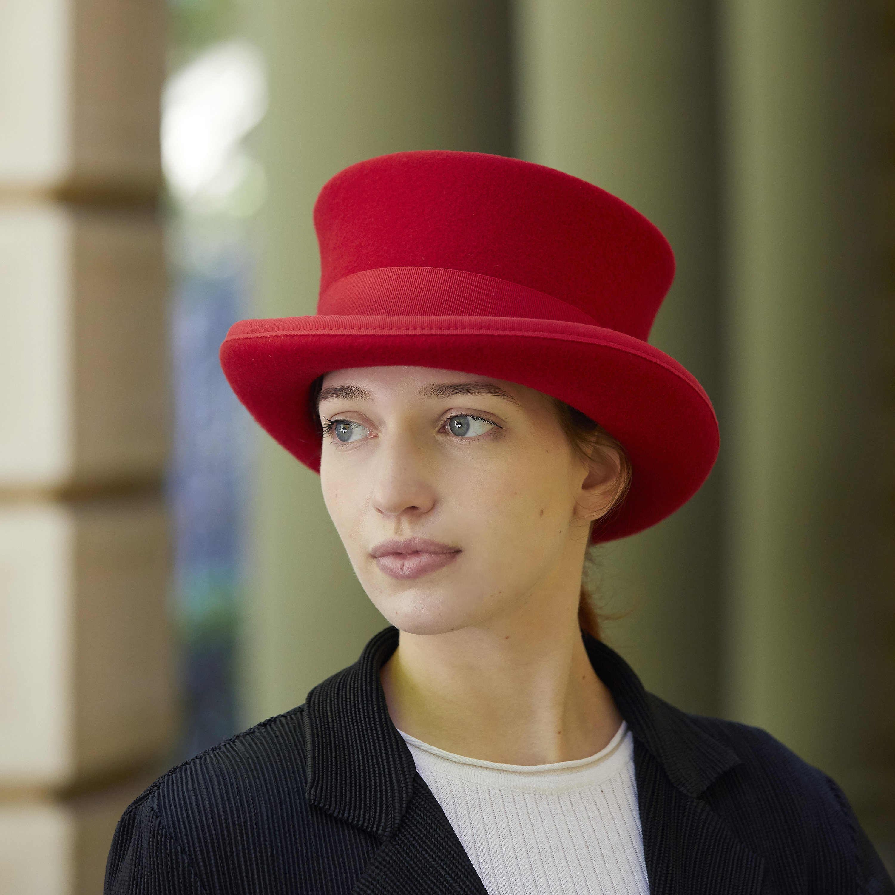 VICTORIAN TRADING CO. Red Top Hat, HANDMADE  Netting Bow Romantic 100% WOOL 58cm Amazon.com: Windy City Novelties - Red Felt Top Hat : Home  main image 2