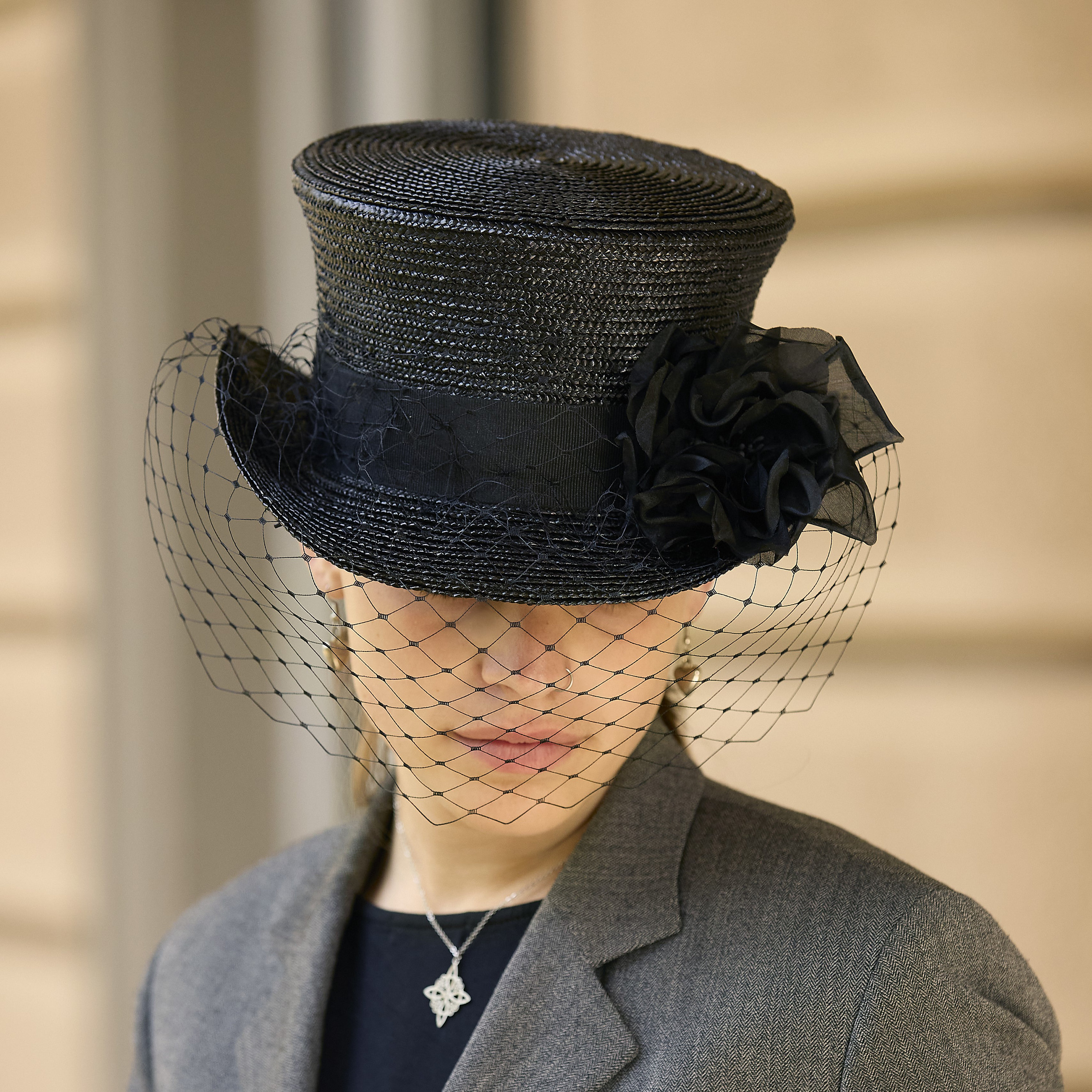 Black Straw Top Hat With Net Veil: Vintage Inspired Mourning  display picture 1