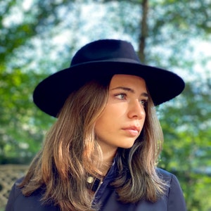 Schwarzer Fedora-Hut – Breite Krempe – Zeitloser Boho-Stil Bild 4
