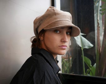 Newsboy cap in beige velvet – baker boy hat with a retro chic style