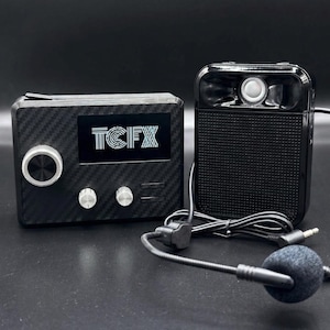 Puede incluir: Un juego de tres tazas de cerámica con un acabado mate moteado. Las tazas son en tonos crema, gris claro y gris oscuro. Cada taza tiene un diseño simple y minimalista y un asa redondeada.