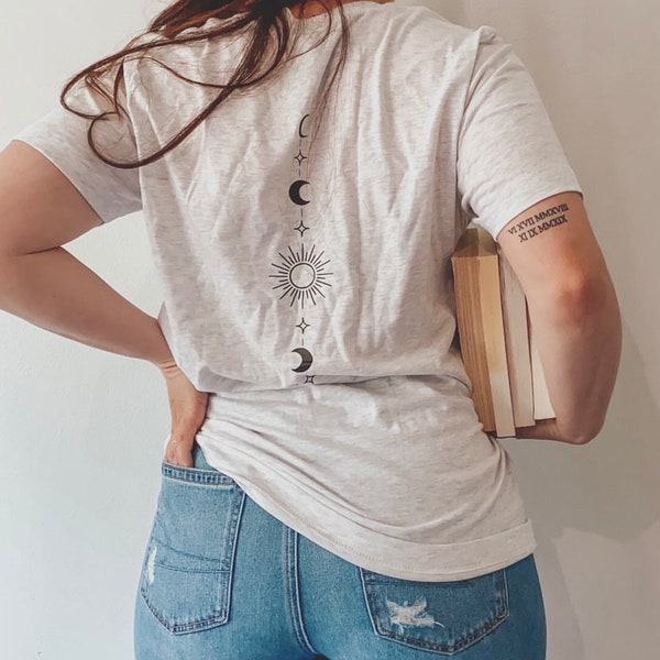 Feyre's tattoo-shirt | OFFICIEEL GELICENTIEERD | Sarah J Maas | Acotar | SJM | Leesachtige merchandise | Het Nachthof | Velaris | Troon van glas