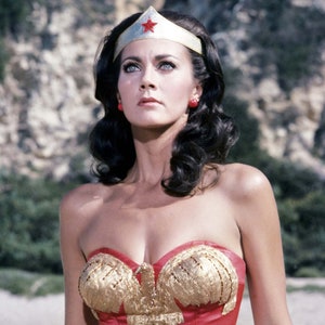 Wonder Woman Lynda Carter Vintage Plakat Rozmiar 18"X 24" Dekoracja ścienna Wydruk