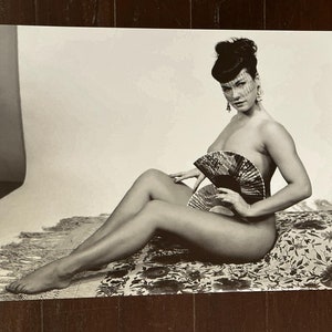 Bettie Page Model Vintage B&W Photo Poster 18&quot; X 24&quot; Wall Decor Print Home Decor Gift