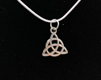 Triquetra-berlockhalsband