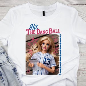 Camiseta divertida de mamá de béisbol "Golpea la maldita pelota" Camiseta de mamá desquiciada de Bleacher Creature Camiseta de día de juego para mamá de softbol