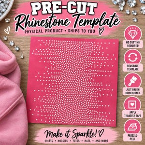 Può includere: Una dima quadrata rosa pretagliata per strass con un motivo denso di piccoli punti bianchi. Il testo recita: PRE-CUT Rhinestone Template, PHYSICAL PRODUCT • SHIPS TO YOU, Make it Sparkle!, SHIRTS • HOODIES • TOTES • HATS • AND MORE, NO CUTTING REQUIRED, REUSABLE TEMPLATE, JUST BRUSH RHINESTONES, APPLY TRANSFER TAPE, PRESS & PEEL.