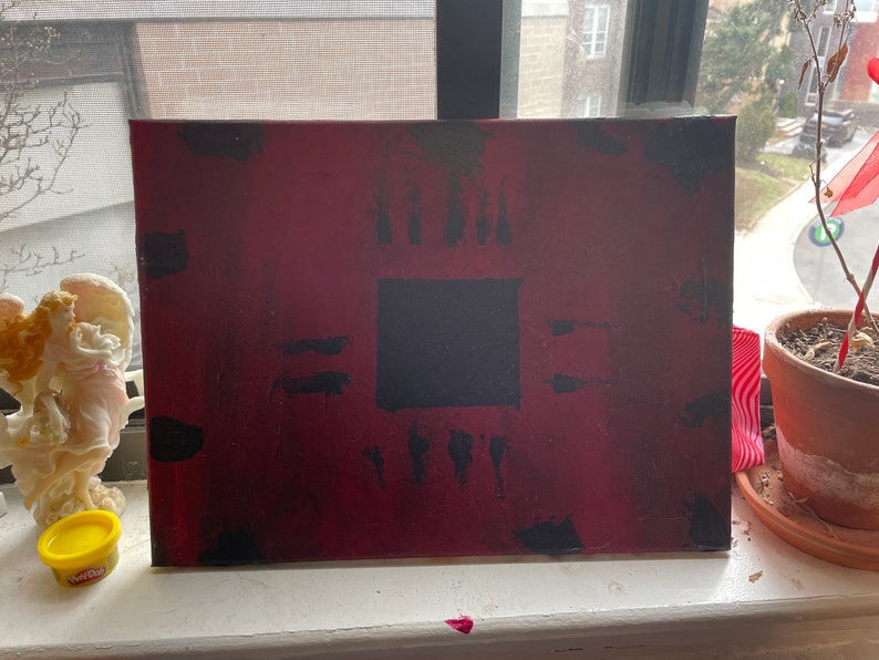 Może przedstawiać: Abstrakcyjne malarstwo na pł&oacute;tnie z czerwonym tłem i czarnymi kształtami. Obraz przedstawia duży czarny kwadrat w środku, otoczony mniejszymi czarnymi kształtami.