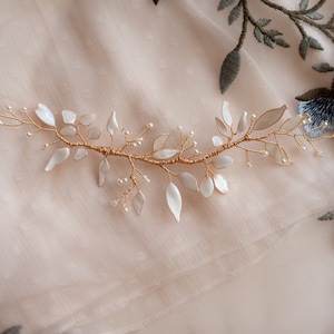 tralcio capelli dorato foglie bianco ,fermaglio accessori gioiello pettinino fiore foglie rami sposa matrimonio tiara corona immagine 1
