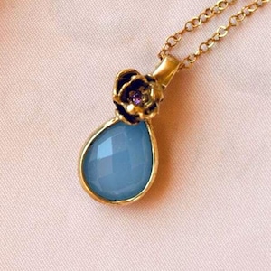 Collana botanica con agata a goccia e fiore – ciondolo artigianale in ottone con zircone viola – gioiello poetico fatto a mano
