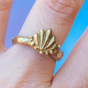 Anello con conchiglia in ottone – anello scultoreo fatto a mano – gioiello ispirato al mare – shell ring anallergico no nikel