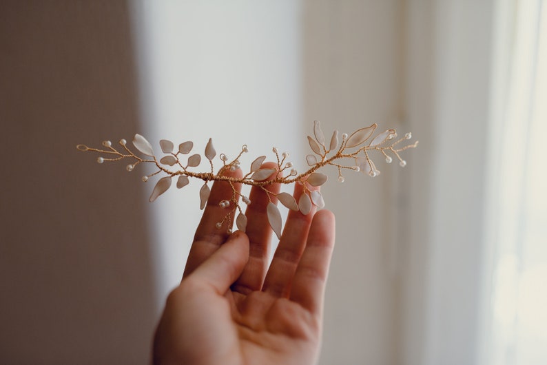 tralcio capelli dorato foglie bianco ,fermaglio accessori gioiello pettinino fiore foglie rami sposa matrimonio tiara corona immagine 3