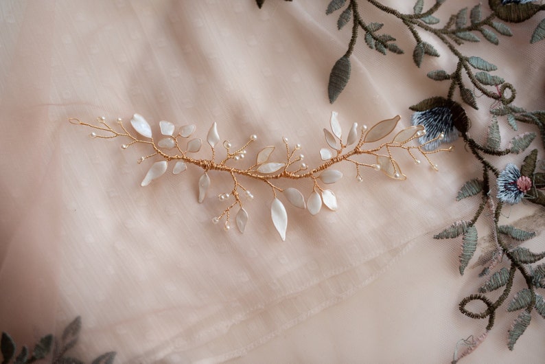 tralcio capelli dorato foglie bianco ,fermaglio accessori gioiello pettinino fiore foglie rami sposa matrimonio tiara corona immagine 1