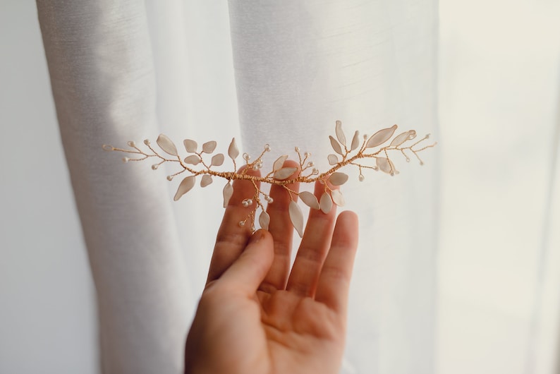 tralcio capelli dorato foglie bianco ,fermaglio accessori gioiello pettinino fiore foglie rami sposa matrimonio tiara corona immagine 2