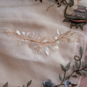 tralcio capelli dorato foglie bianco ,fermaglio accessori gioiello pettinino fiore foglie rami sposa matrimonio tiara corona immagine 5
