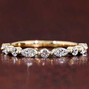 Anillo de boda de diamantes cultivados en laboratorio con corte marquesa y redondo de 2 mm, anillo de media eternidad, anillo apilable, anillo de boda con engaste de garras compartidas.