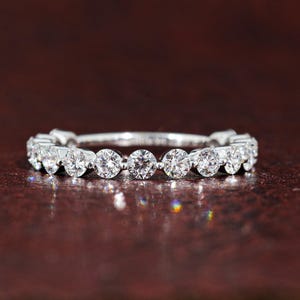 Anillo de bodas de 3/4 de eternidad con diamantes cultivados en laboratorio, 2,5 mm, redondo, con burbujas flotantes, ideal como regalo para el Día de la Madre.