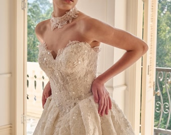 Vestido de novia color marfil con bordado floral / Vestido palabra de honor con corsé y gargantilla de encaje / Vestido de gala con cola catedral
