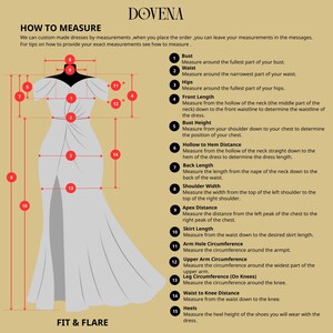Może przedstawiać: Beżowa tabela instruktażowa zatytułowana DOVENA HOW TO MEASURE przedstawiająca białą sylwetkę sukienki z czerwonymi numerowanymi liniami pomiarowymi oraz odpowiadającymi im instrukcjami tekstowymi dotyczącymi biustu, talii, bioder i długości.